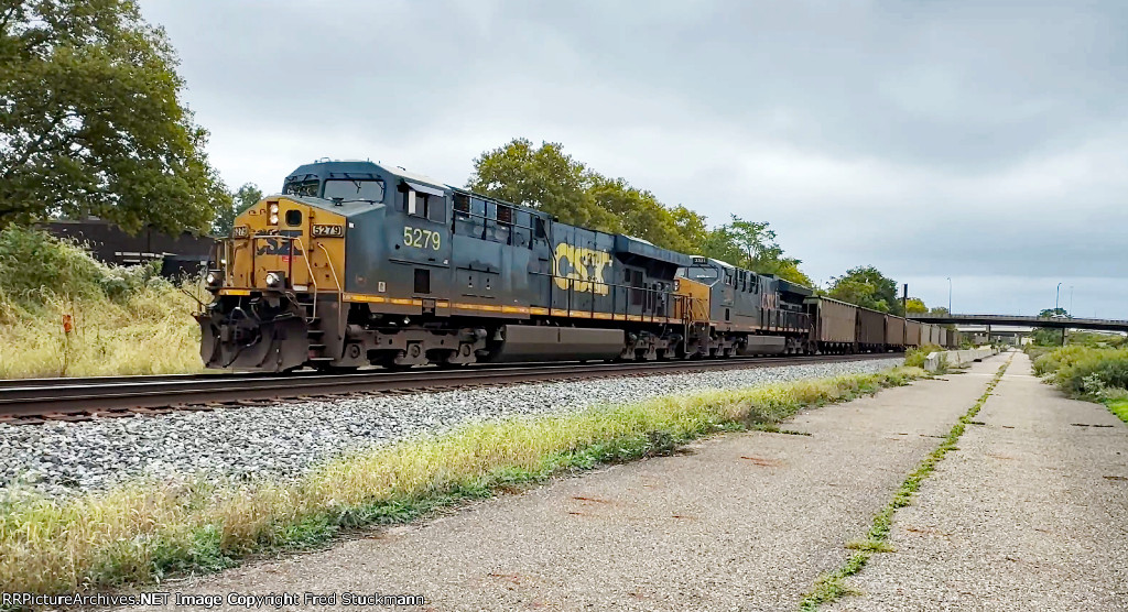 CSX 5279 leads E907 east.